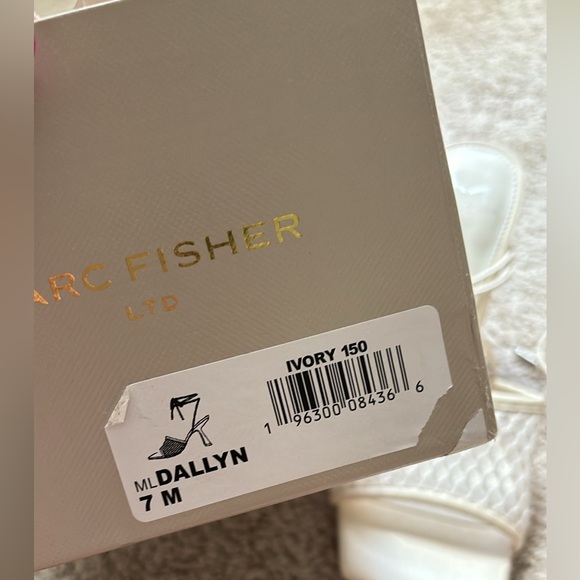 Marc Fisher Dallyn - Picture 7 of 8